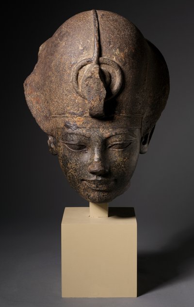 رأس أمنحتب الثالث يرتدي التاج الأزرق ، حوالي 1391-1353 قبل الميلاد بواسطة الأسرة الثامنة عشر المصرية
