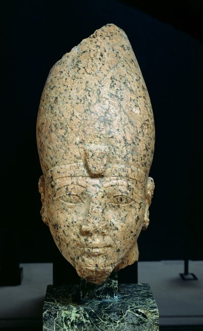 رأس حتشبسوت (c.1473-c.1458 قبل الميلاد) أو تحتمس الثاني (c.1491-c.1479) المملكة الحديثة ، c.1479-1425 قبل الميلاد (الجرانيت) بواسطة الأسرة الثامنة عشر المصرية
