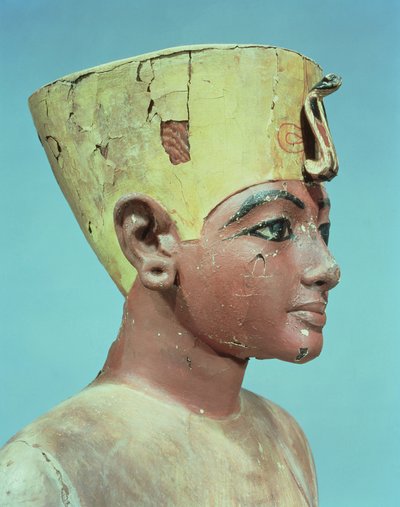 رأس دمية لتوت عنخ آمون الصغير (1370-52 قبل الميلاد) يرتدي حلا وسطا بين تاج ملوك مصر السفلى وغطاء رأس نفرتيتي (خشب مطلي وجص) (انظر 148489) بواسطة Egyptian 18th Dynasty