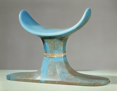 مسند رأس ، من مقبرة توت عنخ آمون (1370-52 قبل الميلاد) المملكة الحديثة (معجون زجاجي أزرق) بواسطة Egyptian 18th Dynasty