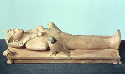 صورة للملك على سريره الجنائزي ، من قبر توت عنخ آمون (1370-52 قبل الميلاد) المملكة الحديثة (خشب) بواسطة الأسرة الثامنة عشر المصرية