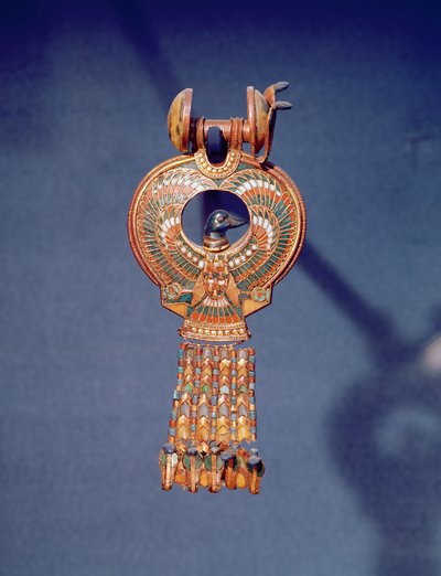 القرط الأيسر من زوج من الأقراط مع طائر أزرق ، من قبر توت عنخ آمون ، وادي الملوك ، طيبة ، 1334-37 قبل الميلاد (الذهب والزجاج المنصهر) (344029) بواسطة الأسرة الثامنة عشر المصرية