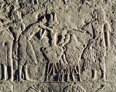 الحياة في معسكر عسكري: العمال العاملون في مراقبة المشروبات (النبيذ والبيرة)، نقش من مقبرة حورمحب في سقارة، تفاصيل بواسطة الأسرة الثامنة عشر المصرية