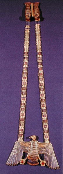 قلادة بقلادة نسر من مقبرة توت عنخ آمون (1370-1352 قبل الميلاد) المملكة الحديثة (ذهب مرصع باللازورد والكورنيليان) (انظر أيضًا 227982) بواسطة الأسرة الثامنة عشر المصرية