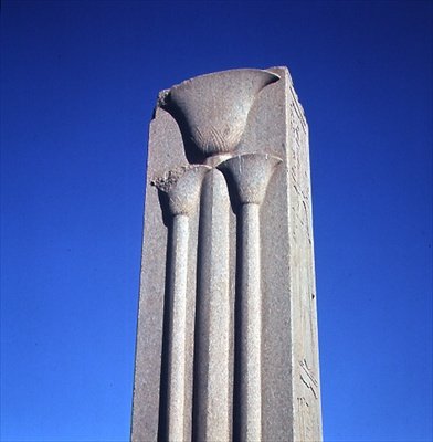 عمود مزين بنباتات لوتس منمنمة معبد آمون العظيم ، المملكة الحديثة (انظر أيضًا 59219) بواسطة الأسرة الثامنة عشر المصرية