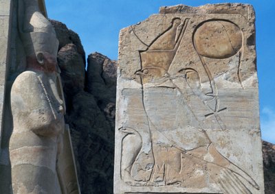 عمود به نقش غائر لحورس وتاج مزدوج يرتكز على الصل، رمز القوة الملكية، المعبد الجنائزي لحتشبسوت، الدير البحري، الأقصر، طيبة (قائمة التراث العالمي لليونسكو) بواسطة الأسرة الثامنة عشر المصرية
