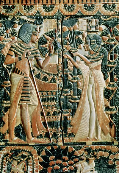 لوحة من غطاء الوعاء تظهر توت عنخ آمون (حوالي 1370-52 قبل الميلاد) وزوجته أنخسينامون في حديقة بالمملكة الجديدة (عاج مصبوغ) بواسطة الأسرة الثامنة عشر المصرية