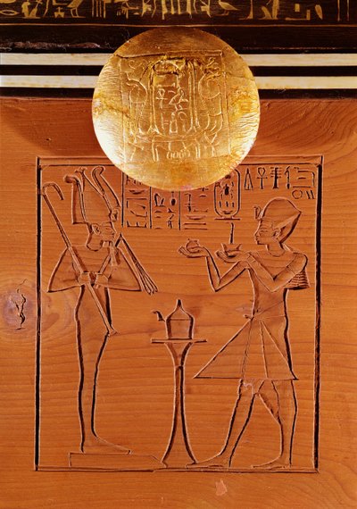 صندوق محمول ، تفاصيل توت عنخ آمون (1370-1352 قبل الميلاد) يقدم قربانًا لأوزوريس ، من قبر توت عنخ آمون ، المملكة الحديثة (خشب الأبنوس والعاج والخشب والبرونز) بواسطة الأسرة الثامنة عشر المصرية