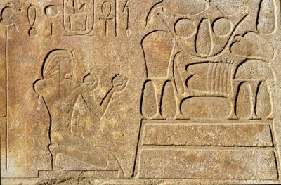 الملكة حتشبسوت (1503-1482 قبل الميلاد) راكعة أمام مائدة قرابين ، معبد آمون ، المملكة الحديثة بواسطة الأسرة الثامنة عشر المصرية