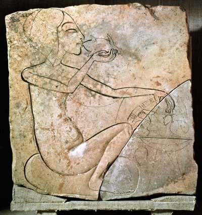 نقش بارز لأميرة تأكل بطة مشوية ، من القصر الشمالي في تل العمارنة ، المملكة الحديثة ، c.1353-1337 قبل الميلاد (الحجر الجيري) بواسطة الأسرة الثامنة عشر المصرية
