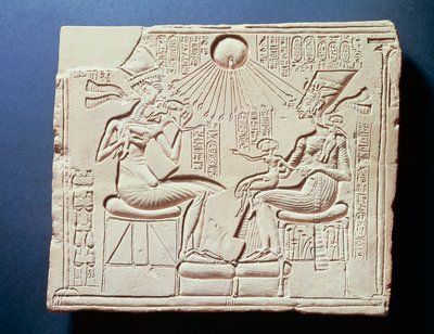 نقش يصور الملك أمنحتب الرابع (إخناتون) وزوجته نفرتيتي وأطفالهم تحت أشعة إله الشمس آتون ، إغاثة من تل العمارنة ، المملكة الحديثة ، الأسرة الثامنة عشر بواسطة الأسرة الثامنة عشر المصرية