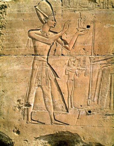 نقش يصور تحتمس الثالث (1479-1425 قبل الميلاد) يقدم قربانا لإله جالس ، المملكة الحديثة بواسطة الأسرة الثامنة عشر المصرية