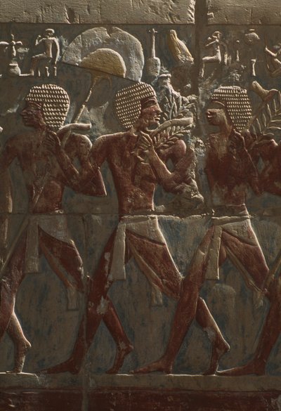 نقش يصور موكبًا تكريما للإلهة حتحور ، التفاصيل ، من معبد حتشبسوت الجنائزي (c.1503-1482 قبل الميلاد) المملكة الجديدة (الحجر الجيري المطلي) (انظر أيضًا 382845) بواسطة الأسرة الثامنة عشر المصرية