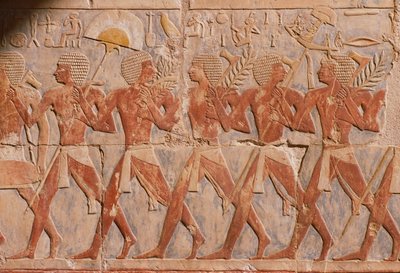 نقش يصور موكبًا تكريما للإلهة حتحور ، من معبد حتشبسوت الجنائزي (c.1503-1482 قبل الميلاد) المملكة الجديدة (الحجر الجيري المطلي) (انظر أيضًا 226168) بواسطة الأسرة الثامنة عشر المصرية