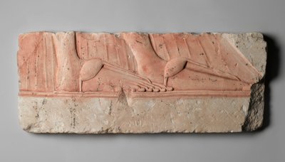 نقش مُصوَّر لأقدام النساء الملكيات في صندل ، من تل العمارنة ، المملكة الحديثة ، c.1353-1332 قبل الميلاد (الحجر الجيري) بواسطة الأسرة الثامنة عشر المصرية