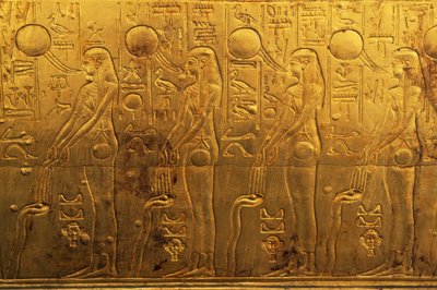 نقش بارز على اللوحة الخارجية اليمنى للمصلى الجنائزي الثاني، خزانة توت عنخ آمون، مصر، الحضارة المصرية، المملكة الحديثة، الأسرة الثامنة عشرة بواسطة الأسرة الثامنة عشر المصرية