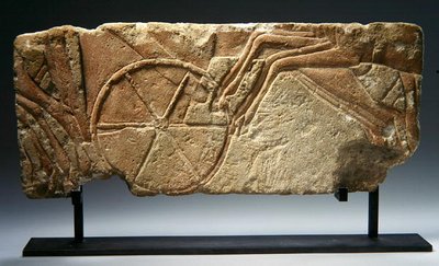 نقش يظهر جزء من موكب ملكي ، المملكة الحديثة ، عصر العمارنة (1353-37 قبل الميلاد) (الحجر الجيري) بواسطة الأسرة الثامنة عشر المصرية