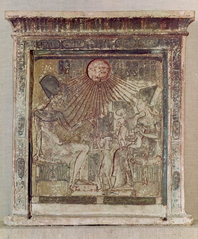 ستيلا يصور أتون يمنح الحياة والازدهار لأمينوفيس الرابع (إخناتون) (حوالي 1352-1336 قبل الميلاد) زوجته نفرتيتي وثلاث بنات ، من تل العمارنة ، المملكة الجديدة ، c.1353-1337 قبل الميلاد (ليم بواسطة الأسرة الثامنة عشر المصرية
