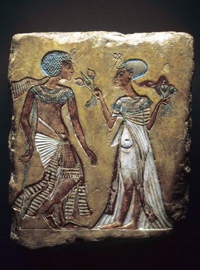 نزهة في الحديقة ، نقش يصور توت عنخ آمون وزوجته ، Ankhesenamun ، المملكة الحديثة ، 1330 قبل الميلاد (الحجر الجيري المطلي) بواسطة الأسرة الثامنة عشر المصرية