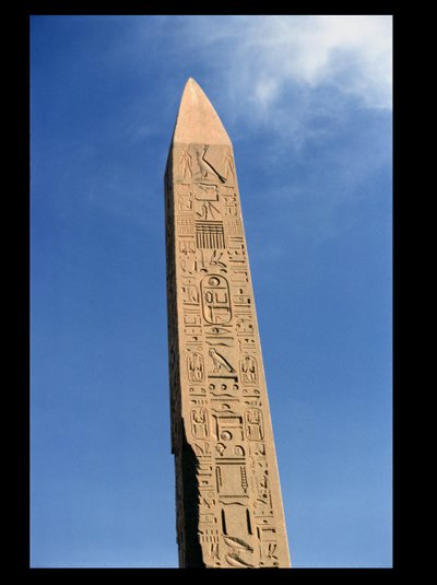 مسلة تحتمس الأول (1504-1492 قبل الميلاد) في معبد آمون العظيم ، معبد الكرنك ، المملكة الجديدة بواسطة الأسرة الثامنة عشر المصرية