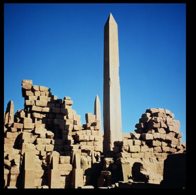 مسلات تحتمس الأول (1504-1492 قبل الميلاد) وحتشبسوت (1473-1458 قبل الميلاد) في معبد آمون العظيم ، معبد الكرنك ، المملكة الحديثة بواسطة Egyptian 18th Dynasty