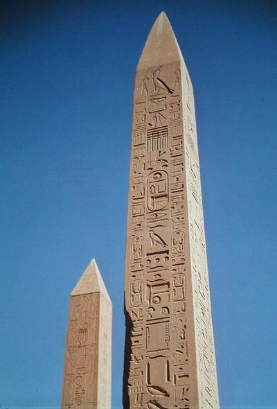 مسلات تحتمس الأول (1504-1492 قبل الميلاد) وحتشبسوت (1473-1458 قبل الميلاد) في معبد آمون العظيم ، المملكة الحديثة بواسطة الأسرة الثامنة عشر المصرية