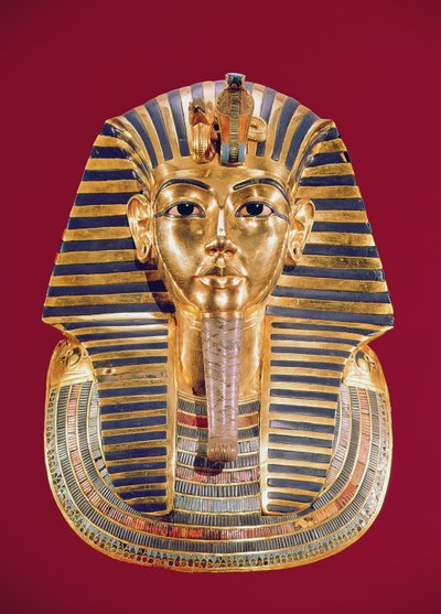 القناع الجنائزي لتوت عنخ آمون (1370-1352 قبل الميلاد) 1336-1327 قبل الميلاد ، المملكة الحديثة (الذهب المطعم بالأحجار شبه الكريمة) بواسطة الأسرة الثامنة عشر المصرية