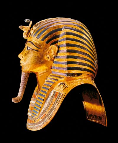 القناع الذهبي لتوت عنخ آمون. حوالي عام 1340 قبل الميلاد من مقبرة آل عنخ آمون (توت عنخ آمون أو توت عنخ آمون) ، وادي الملوك ، دير البحري (دير البحري). القاهرة. المتحف المصري. بواسطة الأسرة الثامنة عشر المصرية