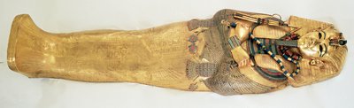 التابوت الأعمق للملك ، من مقبرة توت عنخ آمون (1370-1352 قبل الميلاد) المملكة الحديثة (الذهب المطعم بالأحجار شبه الكريمة) (لمزيد من التفاصيل انظر 343642) بواسطة الأسرة الثامنة عشر المصرية