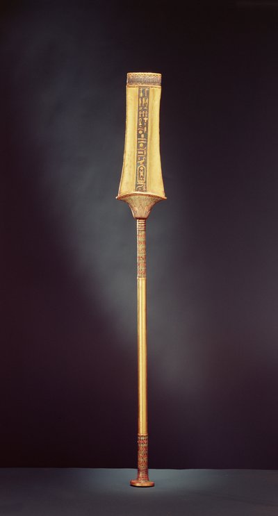 الصولجان الملكي من مقبرة توت عنخ آمون (1370-1353 قبل الميلاد) المملكة الحديثة (صفيحة ذهبية ذات قلب خشبي مرصع بأحجار شبه كريمة) بواسطة الأسرة الثامنة عشر المصرية