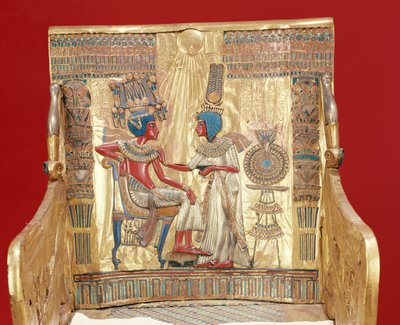 العرش ، من مقبرة توت عنخ آمون (1370-1352 قبل الميلاد) المملكة الجديدة (الذهب) بواسطة الأسرة الثامنة عشر المصرية