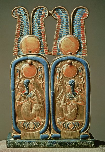 صندوق غير مضغوط على شكل خرطوشة ملكية مزدوجة ، من مقبرة توت عنخ آمون (1370-52 قبل الميلاد) المملكة الحديثة (خشب مطلي بالذهب ومطعم بعجينة زجاجية) بواسطة الأسرة الثامنة عشر المصرية
