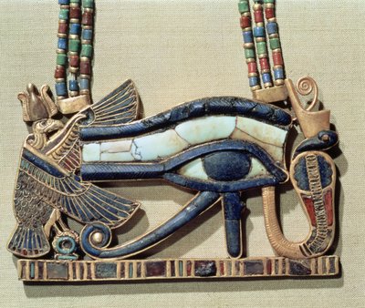 صدرية ويدجيت للعيون ، من مقبرة توت عنخ آمون (1370-52 قبل الميلاد) المملكة الحديثة (مصوغة من الذهب مع عجينة زجاجية) (انظر أيضًا 228564) بواسطة Egyptian 18th Dynasty