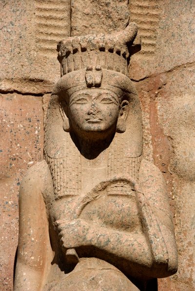 فن مصر القديمة (التراث العالمي لليونسكو): سفح التمثال الضخم لرمسيس الثاني (1298-1234 قبل الميلاد) مع ابنته وزوجته بنتانتا (أو بنت عنات أو بنت عنناث). مصر الكرنك ، الضفة الشرقية لنهر النيل بواسطة الأسرة المصرية التاسعة عشرة