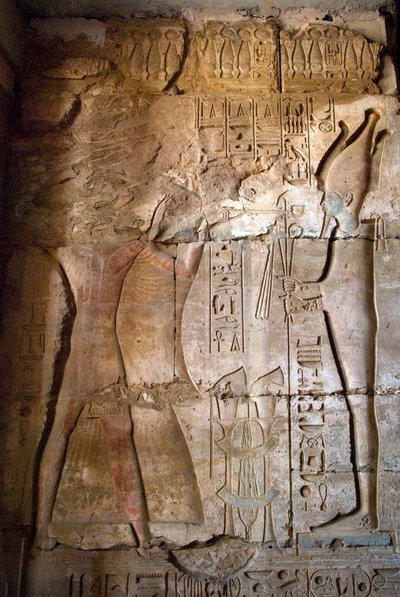الفن المصري القديم: نقش منخفض لرواق معبد سيثي الأول (سيتي أو سيتي الأول بواسطة الأسرة المصرية التاسعة عشرة