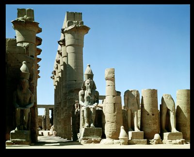 عملاق رمسيس الثاني (c.1279-1213 قبل الميلاد) وصرح أمينوفيس الثالث (1403-1365 قبل الميلاد) ، في البلاط التمويعي بواسطة الأسرة المصرية التاسعة عشرة