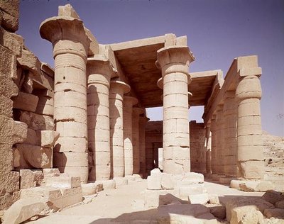 الأعمدة ذات أعمدة البردي وعواصم اللوتس في قاعة الأعمدة العظيمة ، المملكة الحديثة بواسطة الأسرة المصرية التاسعة عشرة