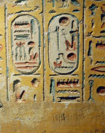 مصر ، الأقصر ، طيبة القديمة ، وادي عساسيف ، جزء من جدار معبد بناه رمسيس الثاني يصور خراطيش الفرعون بواسطة الأسرة المصرية التاسعة عشرة
