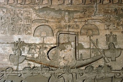 العصور القديمة المصرية: منظر للنقوش التي تمثل موكب القارب المقدس ، المعبد التذكاري المخصص لفرعون رمسيس الثاني (1279-1213 قبل الميلاد) ، موقع رماسيوم (رمسسيوم) في الأقصر ، مصر. بواسطة الأسرة المصرية التاسعة عشرة