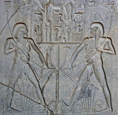 الآثار المصرية: تفاصيل قاعدة تمثال الفرعون رمسيس الثاني (1292-1186 قبل الميلاد) التي تمثل اتحاد مصر العليا والسفلى. معبد الأقصر. الضفة الشرقية (طيبة) ، مصر بواسطة الأسرة المصرية التاسعة عشرة