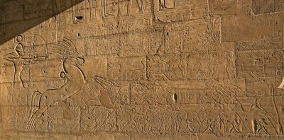 الآثار المصرية: منظر للنقوش التي تحتفل بمآثر رمسيس الثاني أثناء معركة قادش عام 1274 قبل الميلاد ، معبد جنازة مخصص لفرعون رمسيس الثاني بواسطة الأسرة المصرية التاسعة عشرة