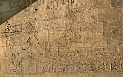 الآثار المصرية: منظر للنقوش التي تحتفل بمآثر رمسيس الثاني أثناء معركة قادش عام 1274 قبل الميلاد ، والمعبد التذكاري المخصص لفرعون رمسيس الثاني (1279-1213 قبل الميلاد) ، موقع راماسيوم (رامسيوم) في الأقصر ، مصر. بواسطة الأسرة المصرية التاسعة عشرة