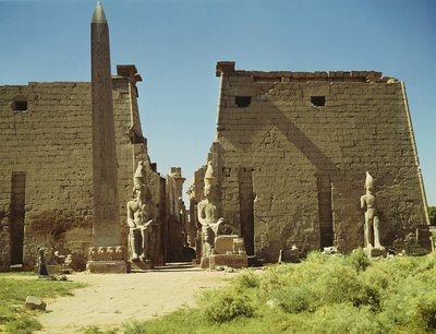 الواجهة والصرح الأول مع تمثالين جالسين لرمسيس الثاني والمسلة المتبقية بواسطة الأسرة المصرية التاسعة عشرة