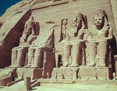 أربع شخصيات ضخمة للملك ، من معبد رمسيس الثاني ، المملكة الحديثة ، ج 1279-1213 قبل الميلاد بواسطة الأسرة المصرية التاسعة عشرة