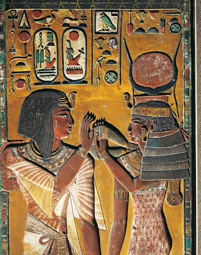 Goddess Hathor offers her necklace to the Pharaoh (low relief) بواسطة الأسرة المصرية التاسعة عشرة