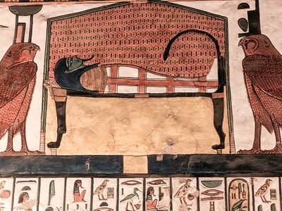 حورس مقبرة نفرتاري (لوحة جدارية) بواسطة الأسرة المصرية التاسعة عشرة
