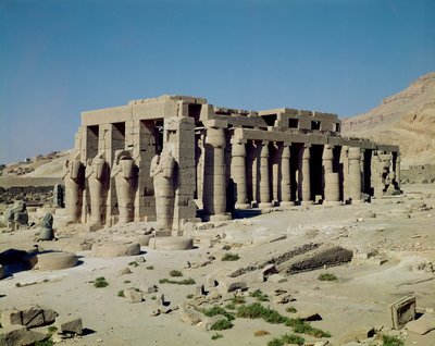 شخصيات أوزريد لرمسيس الثاني (1279-1213 قبل الميلاد) تحيط بجدار المحكمة الثانية ، المملكة الحديثة ، بواسطة Egyptian 19th Dynasty
