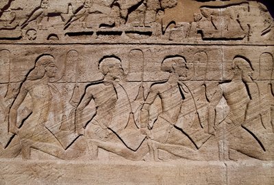 Prisoners illustrating the victories of Pharaoh Ramses II, Bas relief at the entrance of the great temple of Ramses II, Egypt, Abu Simbel بواسطة الأسرة المصرية التاسعة عشرة