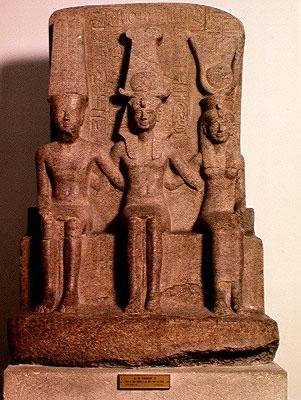 رمسيس الثاني (1304-1237 قبل الميلاد) جالسًا بين آمون وموت ، من الكرنك ، المملكة الحديثة ، 1279-13 قبل الميلاد (الجرانيت) بواسطة الأسرة المصرية التاسعة عشرة
