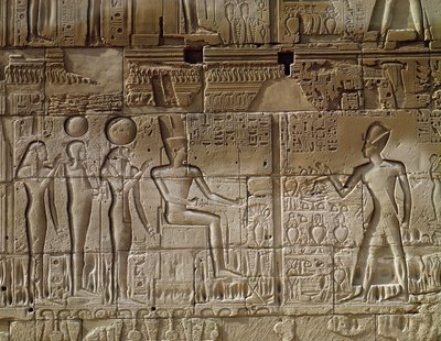 نقش يصور Seti I (c.1294-1279 قبل الميلاد) يقدم قربًا إلى آمون ، من الجدار الخارجي الشمالي لقاعة الأعمدة ، المملكة الحديثة بواسطة الأسرة المصرية التاسعة عشرة